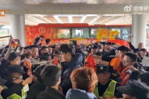 篮球直播-人气火爆泰山B队征战中乙，赛后球员通道水泄不通