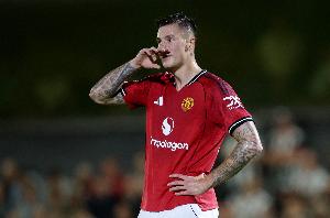 篮球直播-放弃高薪️罗马诺：新月愿给舍什科更多，但球员选择加盟曼联