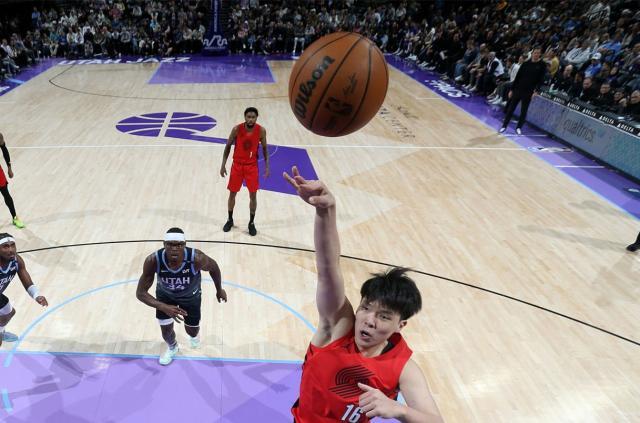 篮球直播-开拓者大胜爵士！克林根轰23+18 杨瀚森3分钟得2分