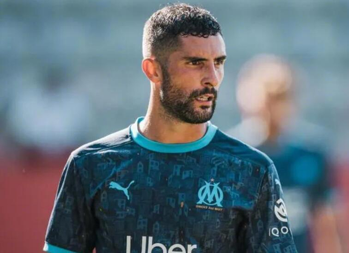 足球直播-前球员称C罗是全能野兽，无人能防梅西左脚|莱昂内尔·梅西|克里斯蒂亚诺·罗纳尔多|利雅得胜利足球俱乐部|佩德罗-阿尔瓦罗|罗伯托-冈萨雷斯_新浪体育_新浪新闻